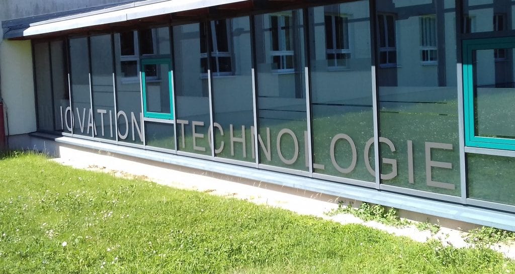 Tablet mit Wärmebild vor einem Haus