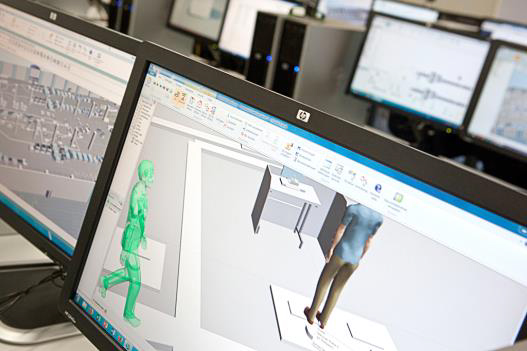 Tablet mit Wärmebild vor einem Haus